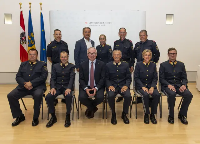 Auszeichnungen für Hollabrunner Polizisten: stehend:v.l.n.r. AbtInsp Martin FÜRNKRANZ (PI Guntersdorf – 30 Jahre Exekutivdienst), Obstlt Eduard WIDHALM (BPK Hollabrunn – Goldenes Ehrenzeichen für Verdienste um die Republik Österreich u. Ruhestandsversetzung), Obstlt Stephanie BÖHM, BA (Ernennung zur Bezirkspolizeikommandantin Hollabrunn), GrInsp Christian ZLABINGER (PI Untermarkersdorf-FGP – 40jähriges Dienstjubiläum), GrInsp Christian STURM (PI Göllersdorf – 30 Jahre Exekutivdienst).
sitzend: v.l.n.r.:
GenMjr Peter GESSNER, GenMjr Mag. iur. Manfred AICHBERGER, LHF-Stv. Stephan PERNKOPF, LPDir Franz POPP, BA MA, HRin Mag.a Sonja STAMMINGER, BA, Obstlt Michael PRINZ, BA.

  | Foto: LPD NÖ