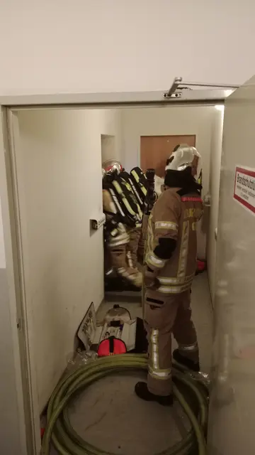 Die Berufsfeuerwehr Graz führte sofort einen Innenangriff in der Wohnung durch. | Foto: BF Graz