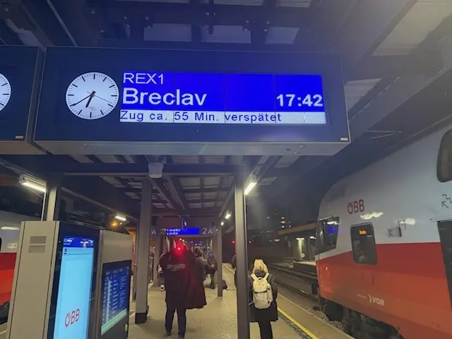 Wenn die Heimfahrt zur Geduldsprobe wird: Statt pünktlich nach Hause zu kommen, heißt es für ÖBB-Pendler immer wieder warten. | Foto: Krichbaumer