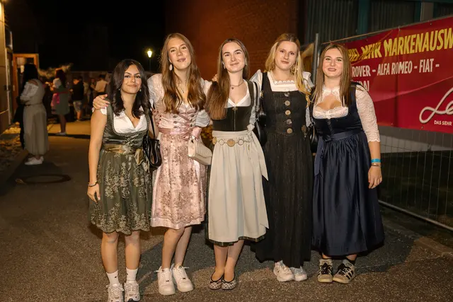 Die Mehrzweckhalle verwandelte sich in eine riesige Partyzone, in der Tracht, Musik und ausgelassene Stimmung den Ton angaben. | Foto: Melanie Köberl / TSU Irnfritz