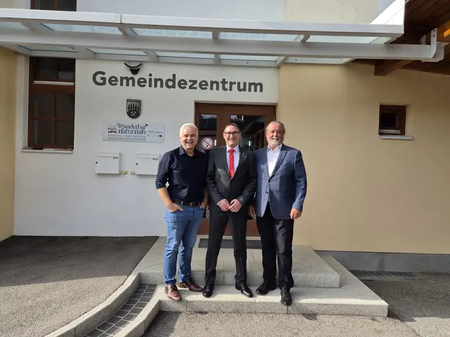 Wechsel an der Gemeindespitze: Christian Pinzker, Bürgermeister Hannes Lackner, Bezirkshauptmann Peter Bubik | Foto: Hannes Lackner