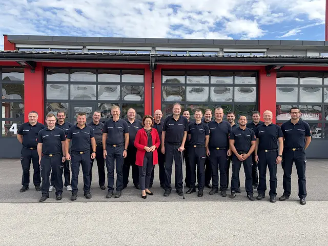 Feuerwehr-Landesrätin Michaela Langer-Weninger im Austausch mit den Feuerwehrkommandanten des Bezirks Eferding. | Foto: Land OÖ