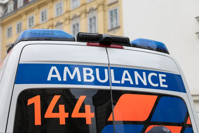 Die Rettung musste sich am Montagmorgen um ein schwer verletztes Kind kümmern. (Archiv) | Foto: Sade Jerabek/ MeinBezirk