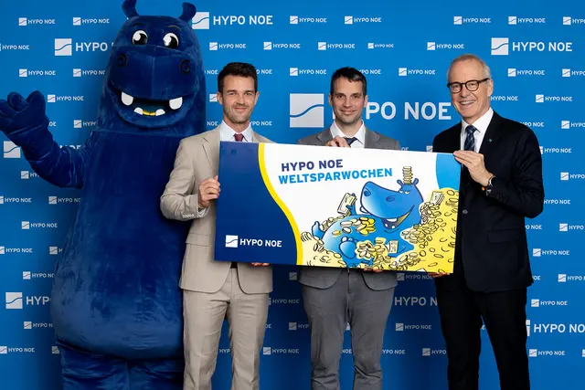 HYPO NOE Maskottchen Hippo, HYPO NOE Bereichsleiter Privatkundinnen und -kunden Matthias Förster, HYPO NOE Filialleiter Thomas Kamauf und HYPO NOE Vorstand Wolfgang Viehauser laden zu den regionalen Weltsparwochen der HYPO NOE ein. | Foto: HYPO NOE Gorla