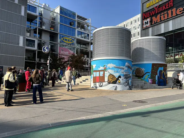 Die ehemals grauen Lüftungstürme wurden in bunte, großformatige Murals verwandelt. | Foto: Mathias Kautzky/MeinBezirk