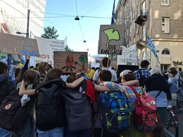 Einige Kinder haben auch mit Unterstützung der Oberstufenschülerinnen und Oberstufenschüler Demoschilder für den Klimastreik am Nachmittag gemalt.  | Foto: z.V.g.