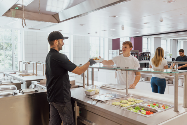 Vom Mittagessen bis zum Snackautomaten: Der Campus Pinkafeld wurde für sein gesundheitsförderndes Lebensmittelangebot ausgezeichnet.  | Foto: #viewitlikejenni mit KI bearbeitet