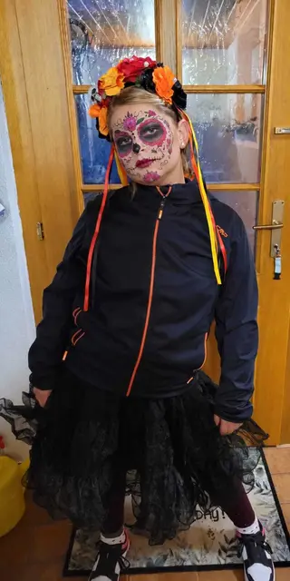 Mit kunstvoll geschminktem Totenkopf, bunter Blumenkrone und schwarzem Tüllrock wurde das Halloween-Kostüm vom Lena Bretterecker letztes Jahr  zum Hingucker. | Foto: Cornelia Bretterecker