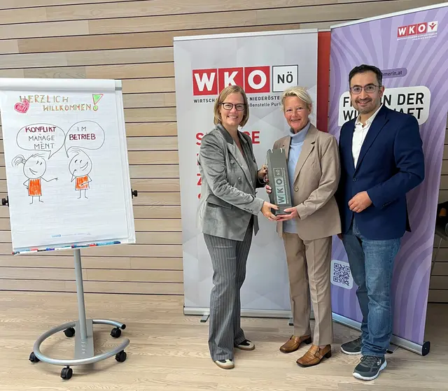 Frau in der Wirtschaft Bezirksvorsitzende Astrid Wessely, Alexandra Neuhofer, Wirtschaftskammer-Außenstellenleiter Ramazan Serttas | Foto: WKNÖ/neuhofer.jpg