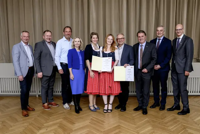 Manfred Denk, Bundesspartenobmann Gewerbe &amp; Handwerk, Jochen Flicker, Spartenobmann Gewerbe &amp; Handwerk NÖ, Christian Farthofer, Dir.-Stv. Arbeiterkammer NÖ, Karmen Frena, Landesgeschäftsführerin-Stv. AMS NÖ, Skills-Expertin Veronika Schmidt, „Medaillon for Excellence“-Gewinnerin Valentina Otzelberger, Süßwarenproduktion Oberlaa GmbH, Leo Forsthofer, Süßwarenproduktion Oberlaa GmbH, Wolfgang Ecker, Präsident der Wirtschaftskammer NÖ, Christian Moser, Vizepräsident der Wirtschaftskammer NÖ, Johannes Schedlbauer, Direktor der Wirtschaftskammer NÖ | Foto: Imre Antal