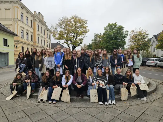 Wie sieht der Arbeitsalltag einer Bürgermeisterin aus und wie können junge Frauen die Politik aktiv mitgestalten? Antworten auf diese Fragen erhielten mehr als 50 Mädchen im Rathaus von St. Valentin. | Foto: Stadtgemeinde St. Valentin