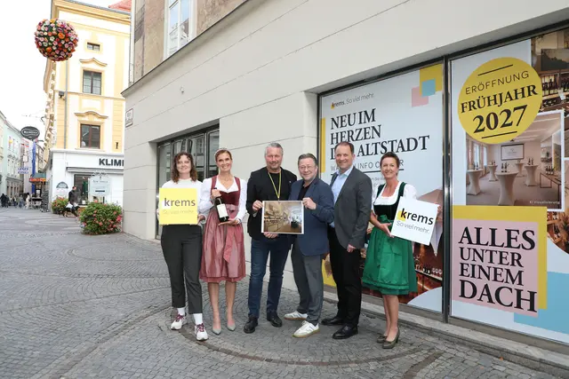 Vor dem künftigen neuen Kremser Tourismuszentrum mitten in der Fußgängerzone: die Stadtmarketing-Mitarbeiterinnen Cornelia Taubner und Caroline Ratay, Bürgermeister Peter Molnar, Stadtmarketing Geschäftsführer Horst Berger, „Donau Niederösterreich Tourismus“-Geschäftsführer Bernhard Schröder und Stadtmarketing Mitarbeiterin Dominique Stagård. | Foto: Stadt Krems