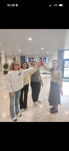 Organisatorin Madlen Egger rechts beim High-Five mit Schülerinnen | Foto: BHAK/BHAS/Fachschule für Sozialberufe mit Pflegevorbereitung Schwaz