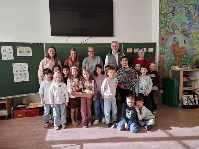 Große Freude in der Volksschule Fulpmes über den Geschenkkorb mit regionalen Produkten und die Stubaitaler der Fulpmer Kaufleute. | Foto: Volksschule Fulpmes