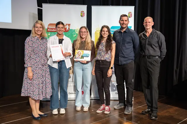 Pfarrcaritas Krabbelstube Kallham: Christine Haberlander, Christina Hofinger, Doris Fesl, Smaragdi Giota, Immanuel Stricker und Thomas Schwarzenbrunner. | Foto: Land OÖ/Margot Haag