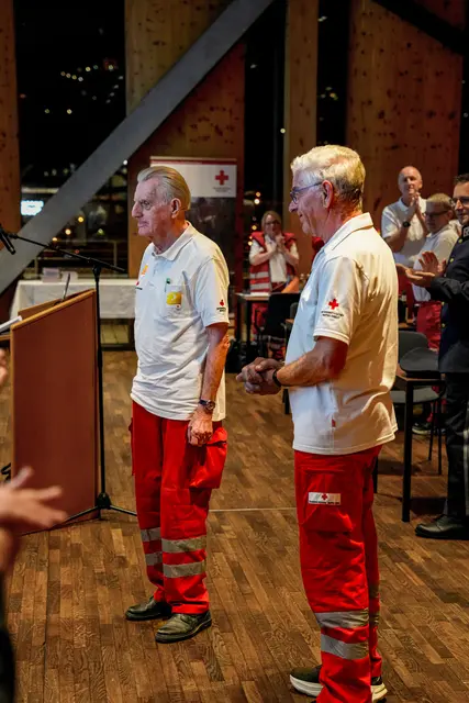 Standig Ovations für zwei ganz besondere Personen: Dieter Bauer (li) und Josef Anfang (re) - beide seit 60 Jahren im Dienst des Roten Kreuzes.

 | Foto: Rotes Kreuz/Hochschwarzer & Ringler
