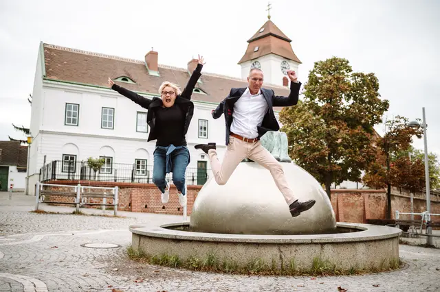Vor dem Simmeringer Schloss am Enkplatz: Das Team von SIMMOMAKLER setzt auf regionale Marktkenntnis und die Spezialisierung auf Wohnimmobilien im 11. Wiener Gemeindebezirk. | Foto: Leonie Lorenz