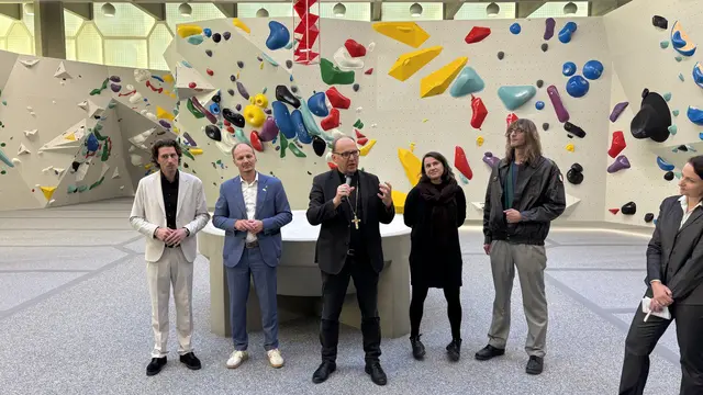 (v.l.) Projektbetreiber Guntram Mattle, Innsbrucks Bürgermeister Johannes Anzengruber, Diözesanbischoff Hermann Glettler, Architektin Judith Widauer und Architekt Raphael Hanny gaben einen ersten Einblick in die neue Boulderhalle. | Foto: MeinBezirk/Pali