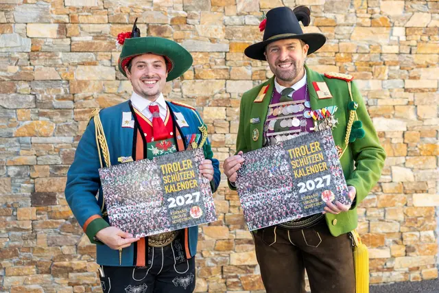  Der Tiroler Schützenkalender 2027 wurde von Landeskommandant Mjr. Thomas Saurer und Bundespressereferent Adjutant Mjr. Alexander Haider zusammengestellt und in neuer Aufmachung präsentiert. | Foto: Lkdt-BPR-Matthias Sedlak.