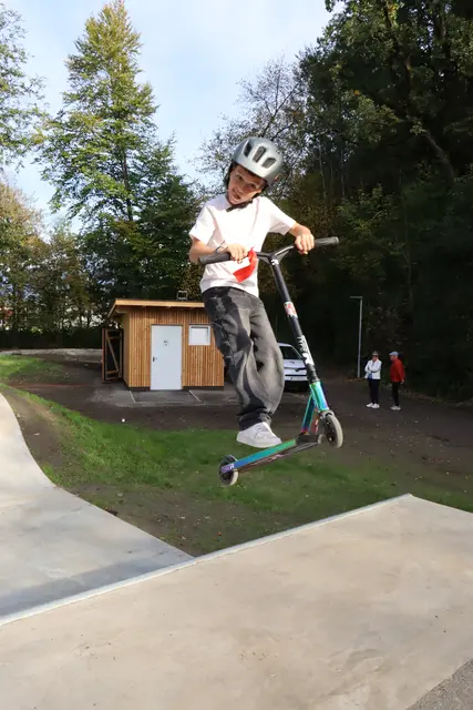 Damjan Stojak aus Volders testete den neuen Pumptrack mit seinem Roller und begeisterte mit spektakulären Sprüngen. | Foto: Kendlbacher