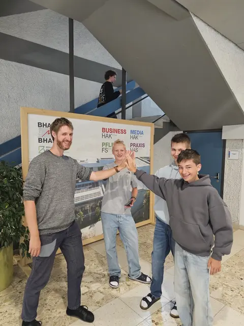 High-Five mit Prof. Irschick | Foto: BHAK/BHAS/Fachschule für Sozialberufe mit Pflegevorbereitung Schwaz