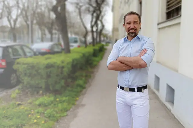 Manuel Treven vor seiner Ordination, in der die Molekularmedizin auch ihren Platz gefunden hat. | Foto: Impulsinstitut Manuel Treven