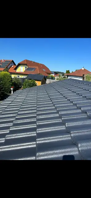 Neues Ziegeldach professionell neu beschichtet. | Foto: ak-service