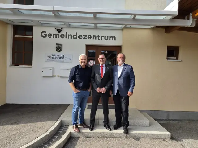 Wechsel an der Gemeindespitze: Christian Pinzker, Bürgermeister Hannes Lackner, Bezirkshauptmann Peter Bubik | Foto: Hannes Lackner
