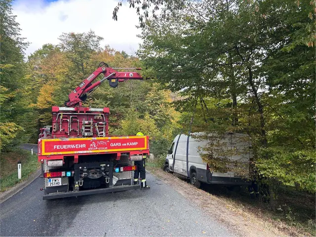 Für die Bergung des Unfallfahrzeugs kam das Wechselladefahrzeug mit Kran der Feuerwehr zum Einsatz. | Foto: Freiwillige Feuerwehr Gars am Kamp