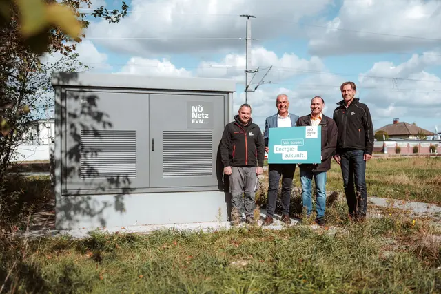 Gruppenfoto mit Trafo