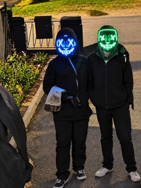 Mit schwarzen Outfits und leuchtenden LED-Masken sorgten Lars Bretterecker und Luci Lerchbaumer für einen auffälligen Halloween-Look. | Foto: Cornelia Bretterecker