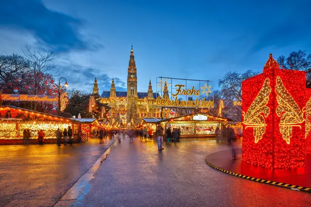 Ob zum romantischen Adventzauber nach Salzburg und Schloss Hellbrunn, zum berühmten Christkindlesmarkt nach Nürnberg, zum Wolfgangsee oder zum Weihnachtsbummel nach Wien – ihr habt die Wahl! | Foto: Eichberger Reisen