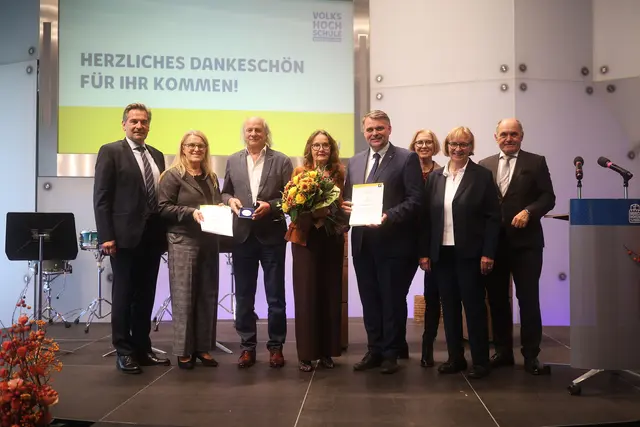 Bürgermeister Werner Krammer, Staatssekretärin Ulrike Königsberger-Ludwig, Leopold Kogler, Gudrun Schwarz, Landtagsabgeordneter Lukas Michlmayr, Geschäftsführerin der NÖ Volkshochschulen Elisabeth Halej, VHS-Leiterin Gabriele Hofleitner und Präsident des Campus Tivoli, Wolfgang Sobotka | Foto: Stadt Waidhofen a/d Ybbs