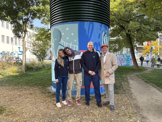 Künstler Michael Ertl (2.v.l.) hat an einem der Murals auch seine Signatur "Michi" hinterlassen. | Foto: Mathias Kautzky/MeinBezirk