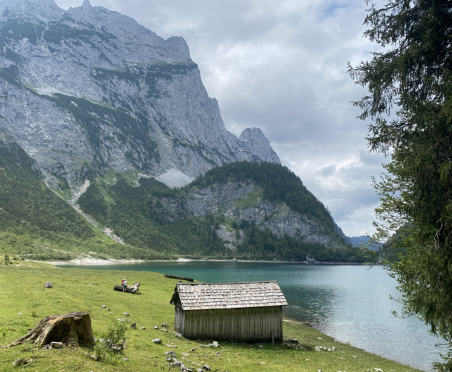 Einsatz beim Hinteren Gosausee: Eine 26-jährige aus China wollte den See umrunden und saß schließlich auf einem Bergrücken fest. | Foto: MeinBezirk/Philipp Gratzer