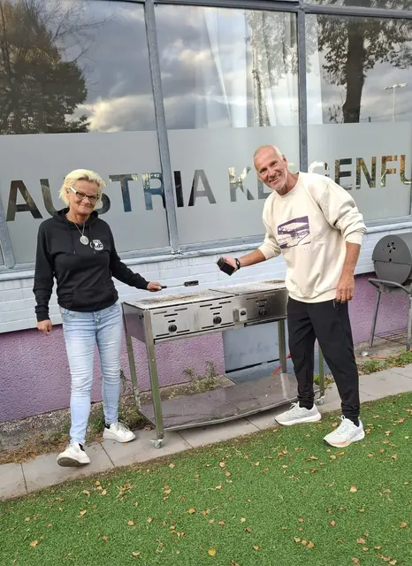 Die Wirte vom Klublokal Stüberl bei Austria Klagenfurt stehen an einem Grill
