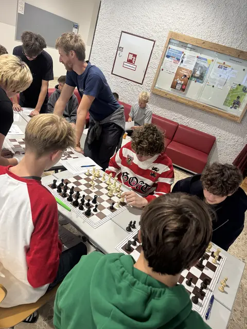 Schach mit Christoph Irschick (hinten Mitte) | Foto: BHAK/BHAS/Fachschule für Sozialberufe mit Pflegevorbereitung Schwaz