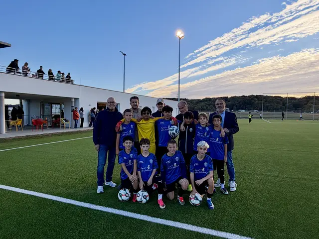 Modernes Jugendsportzentrum für Oberwarts Kickernachwuchs: Bürgermeister Georg Rosner, Sport-Manager Peter Lehner, Nachwuchsleiter Raphael Horn, Präsident Gerhard Horn und Obmann-Stellvertreter Ferdinand Grandits gemeinsam mit jungen Nachwuchsfußballern auf der neuen Sportanlage. | Foto: Stadtgemeinde Oberwart