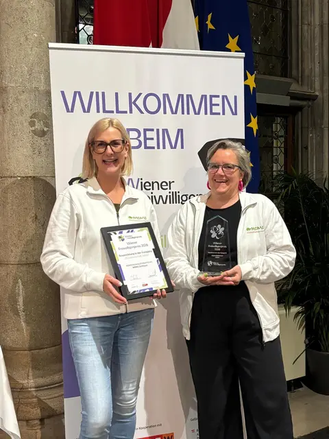 Elisabeth Steiner (l.) und Marianne Hink vom Momo Kinderpalliativzentrum nahmen den Wiener Freiwilligenpreis 2026 in der Kategorie „Zusammenhalt leben“ entgegen. | Foto: Momo Kinderpalliativzentrum