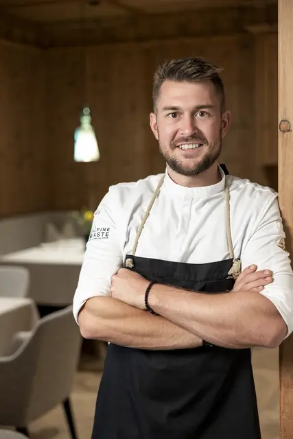 Maximilian Stock, Küchenchef der Genießerstube im Alpenhof, freut sich über die erneute Prämierung mit vier Hauben.
 | Foto: Kirchgasser Photography