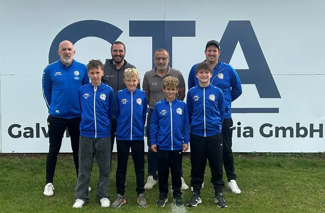 Jugendleiter Michael Bergmann, Obmann Alexander Macek, GTA-GF Reinhold Stoisser sowie Vorstandsmitglied Roland Höller freuen sich mit Jugendspielern über die Kooperation (v.l.) | Foto: SV RB Pichler Bau Gralla