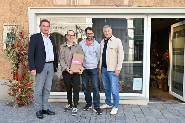 Bürgermeister Werner Krammer, Dominik und Michael Hoffelner und Wirtschaftsstadtrat Peter Engelbrechtsmüller | Foto: Stadt Waidhofen a/d Ybbs