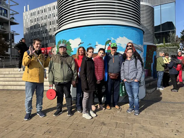 Künstler unter sich: Die an den großformatigen Murals beteiligten Künstlerinnen und Künstler präsentieren ihre Werke am Europaplatz. | Foto: Mathias Kautzky/MeinBezirk