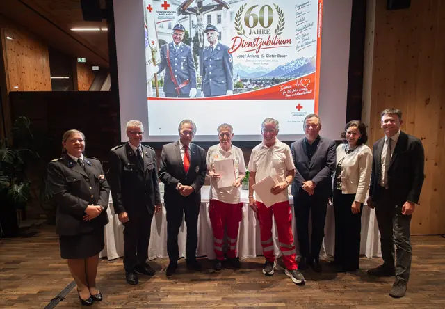 Die beiden Jubilare - beide 60 Jahre im Roten Kreuz Schwaz - mit Bezirksführung Ehrengästen.
v.l.n.r. Geschäftsführerin Astrid Stecher, Bezirksstellenleiter Hans-Peter Thaler, Präsident des Roten Kreuzes Tirol Günther Ennemoser, Dieter Bauer, Josef Anfang, Präsident des Tiroler Gemeindeverbandes Karl-Josef Schubert, Vizebürgermeisterin von Fügen Evi Bielau, Bezirkshauptmann Schwaz Dr. Michael Brandl | Foto: Rotes Kreuz/Hochschwarzer & Ringler