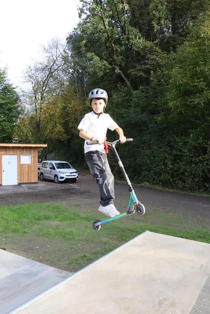 Damjan Stojak aus Volders testete den neuen Pumptrack mit seinem Roller und begeisterte mit spektakulären Sprüngen. | Foto: Kendlbacher