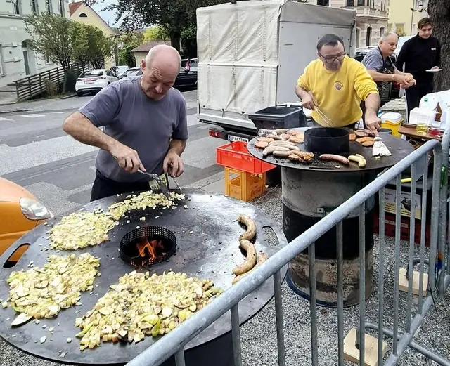 Beim Grillfest am Hartberger Bauernmarkt gab es viele regionale Köstlichkeiten. | Foto: Stadtgemeinde Hartberg