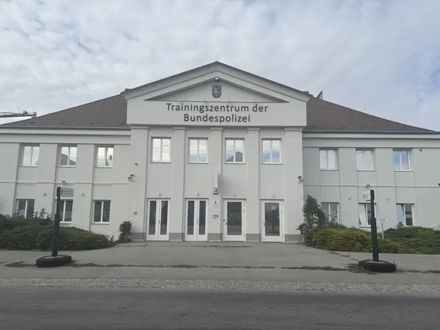 Um dieses Haus in der Raiffeisenstraße 4 geht es: Das Trainingszentrum der Bundespolizei in Korneuburg.  | Foto: Wolfgang Ilkerl
