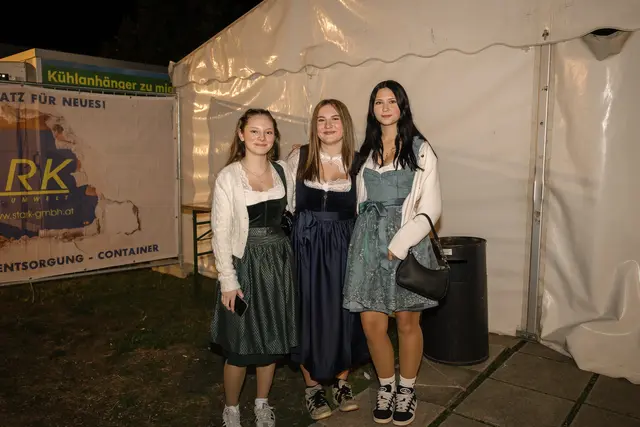 Die Mehrzweckhalle verwandelte sich in eine riesige Partyzone, in der Tracht, Musik und ausgelassene Stimmung den Ton angaben. | Foto: Melanie Köberl / TSU Irnfritz