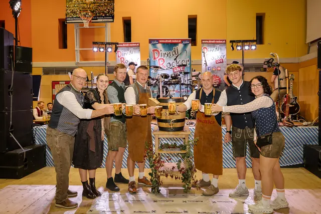 Mit dem Ruf „O’zapft is!“ war die Wiesn offiziell durch Bürgermeister Stefan Judmann eröffnet. | Foto: Melanie Köberl / TSU Irnfritz