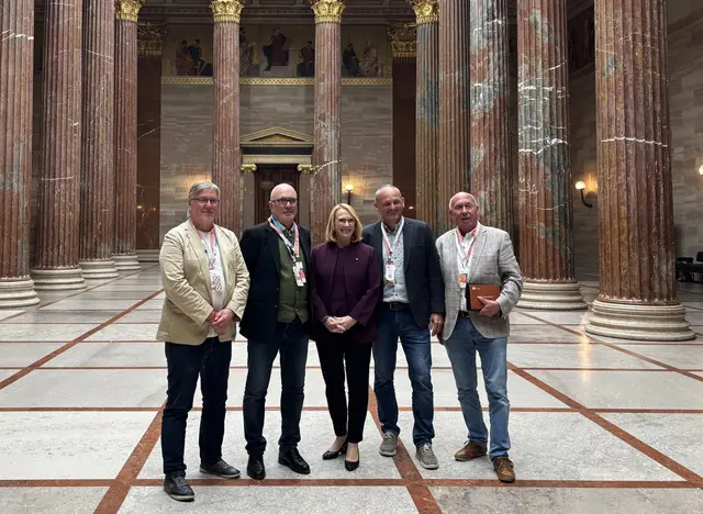 Ein besonderes Erlebnis für die vier Schärdinger: Die „Privataudienz“ bei Nationalratspräsidentin Duris Bores (Bildmitte) in der historischen Säulenhalle des Österreichischen Parlaments in Wien. Weiters am Bild von links: Herbert Kammerer, Robert (Agip) Ahrer, Franz Haslehner und Franz Gruber. | Foto: Franz Gruber